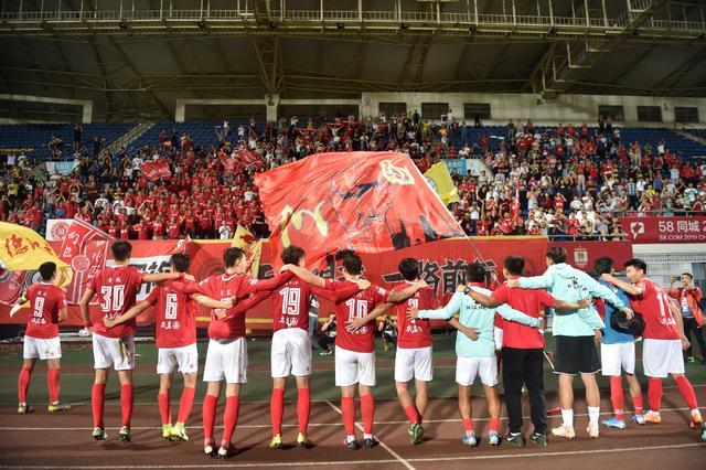 半场战报-独行侠手握6分领先 浓眉克莱合砍42分 鹈鹕三人上双（半场快讯：独行侠领先6分，浓眉与克莱合计42分，鹈鹕三人得分上双）