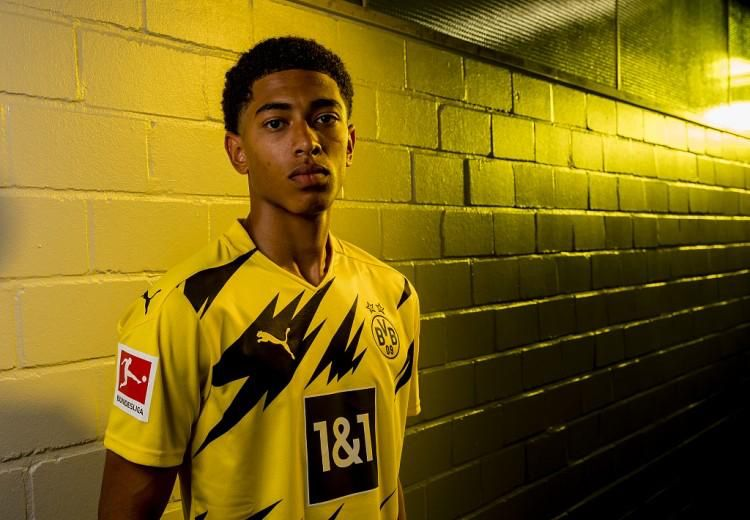 篮球赛场激情四溢，徐杰单臂摘板，张文逸三分球震惊全场（球场沸腾：徐杰单臂强摘篮板，张文逸三分轰动全场）