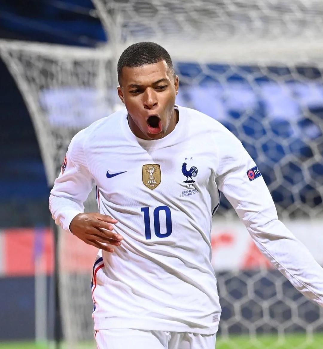 沃克半场表现惊艳，三分球成为杀手锏（沃克半场大放异彩，三分球化作制胜利器）