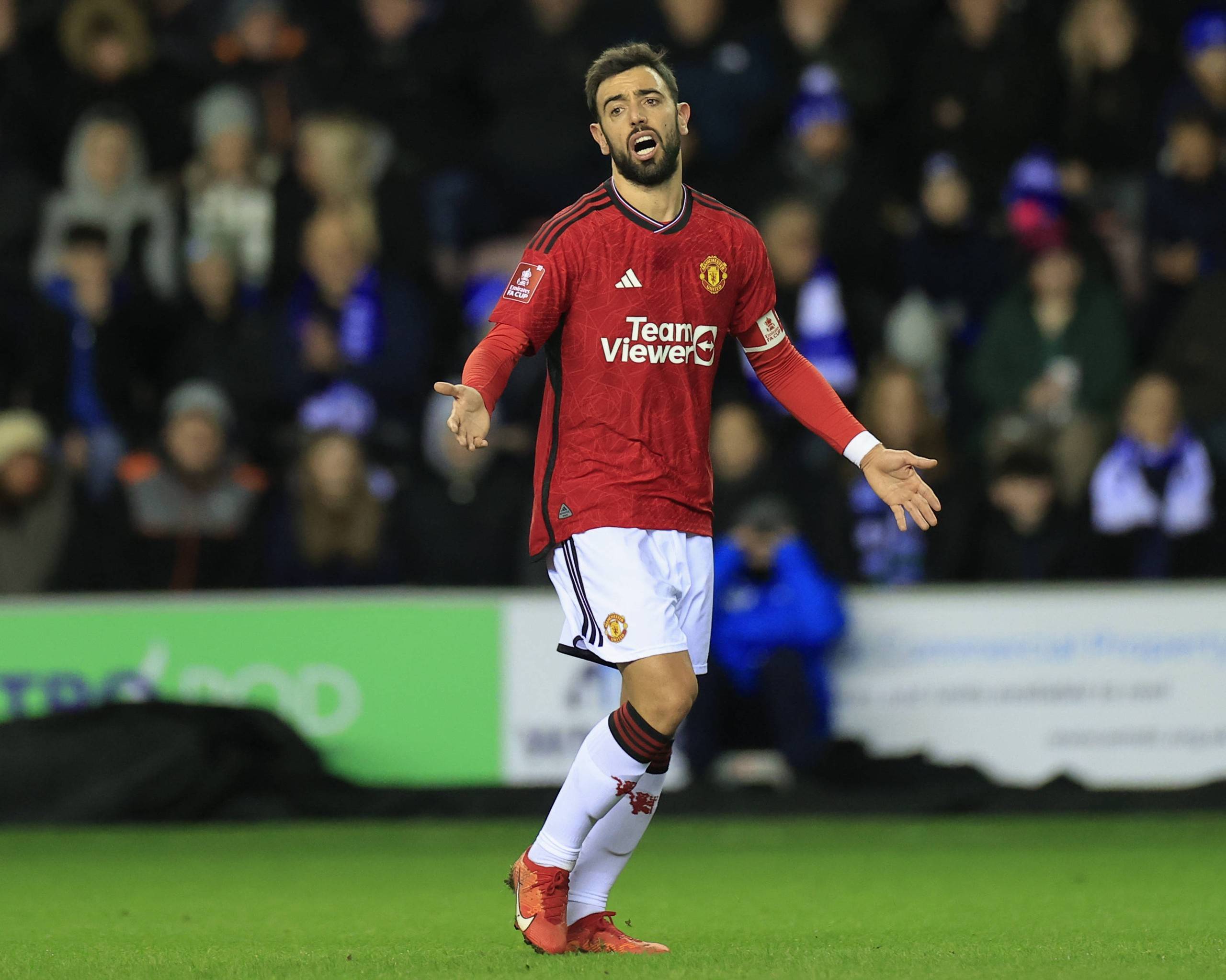 阿尔卡拉斯救球得分引热议，蒂亚福表情包成焦点